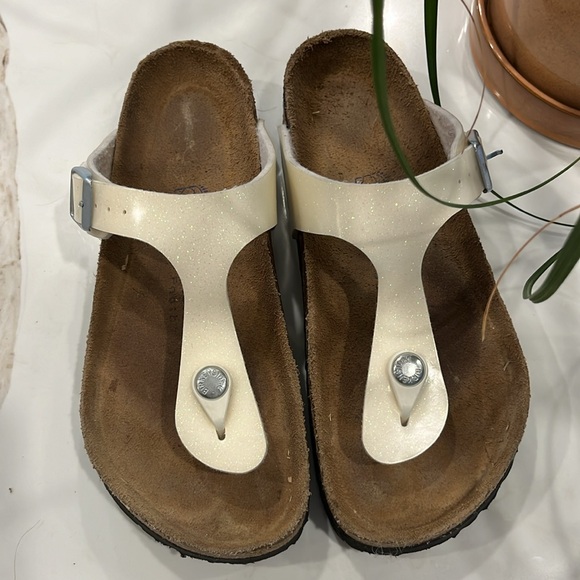 EUC Cream colour Birkenstock Gizeh leather sandals. - Picture 2 of 8